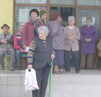 Crucea Roşie organizează un spectacol pentru bunicile de la azil